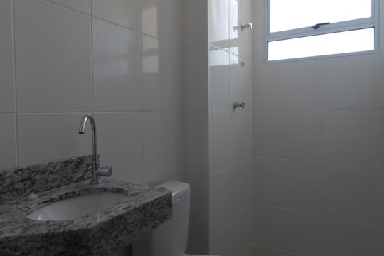 Banheiro Social de apartamento para alugar com 2 quartos, 47m² em Tijuca, Belo Horizonte