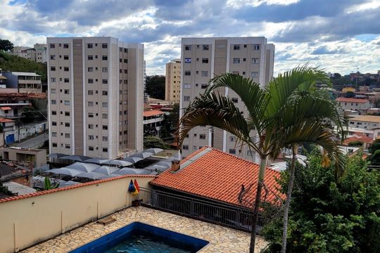 Vista de casa à venda com 2 quartos, 450m² em Pousada Santo Antonio, Belo Horizonte