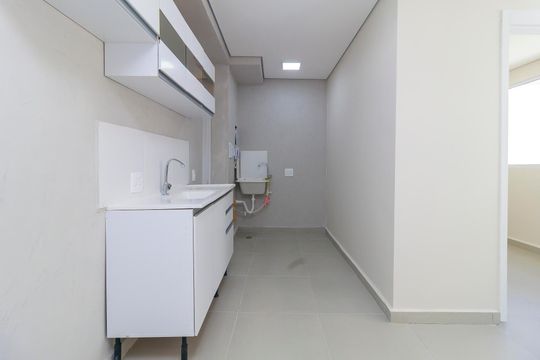 Cozinha de apartamento para alugar com 2 quartos, 33m² em Jardim Caravelas, São Paulo