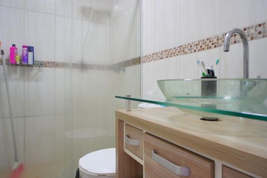 Banheiro 2 piso superior  de casa à venda com 2 quartos, 105m² em Jardim Dona Leopoldina, Porto Alegre