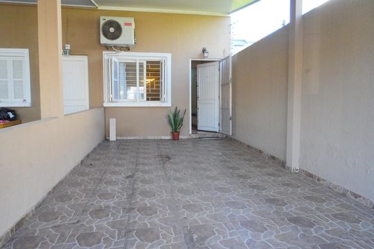 Fachada do imóvel  de casa à venda com 2 quartos, 105m² em Jardim Dona Leopoldina, Porto Alegre