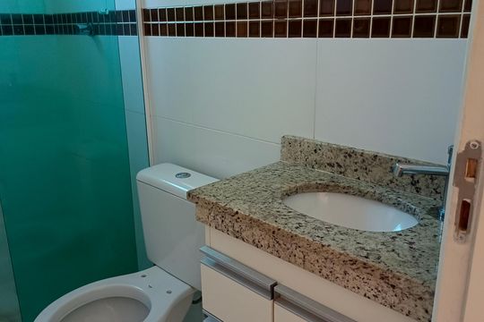 Banheiro de apartamento para alugar com 2 quartos, 80m² em Canto do Forte, Praia Grande