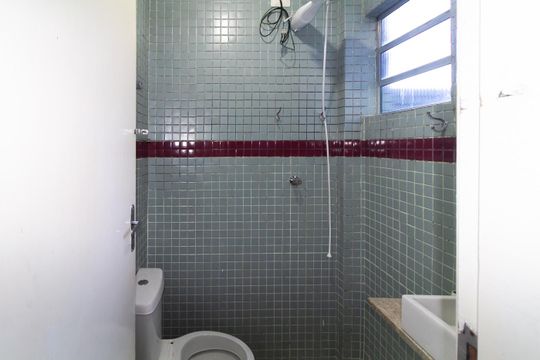 Banheiro de casa para alugar com 1 quarto, 45m² em Jardim Guairaca, São Paulo