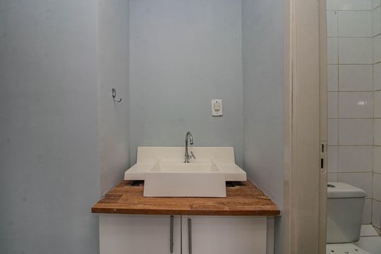 Banheiro de apartamento à venda com 2 quartos, 47m² em Sarandi, Porto Alegre