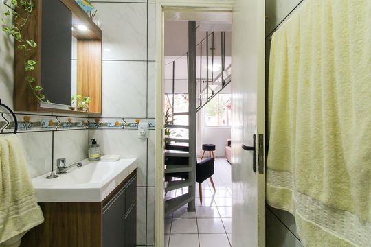 Banheiro de casa de condomínio para alugar com 2 quartos, 45m² em Parque Marechal Rondon, Cachoeirinha