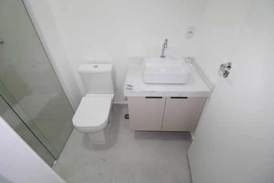 Banheiro de kitnet/studio para alugar com 1 quarto, 28m² em Santana, São Paulo