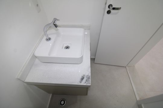 Banheiro de kitnet/studio para alugar com 1 quarto, 28m² em Santana, São Paulo