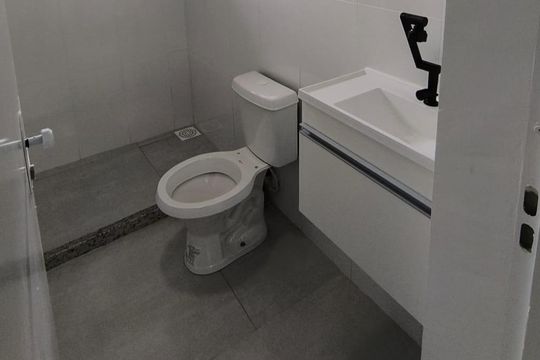 Banheiro de kitnet/studio para alugar com 1 quarto, 30m² em Monte Alegre, Cabo Frio