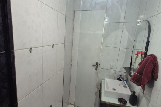 Banheiro de apartamento para alugar com 2 quartos, 48m² em Cascadura, Rio de Janeiro