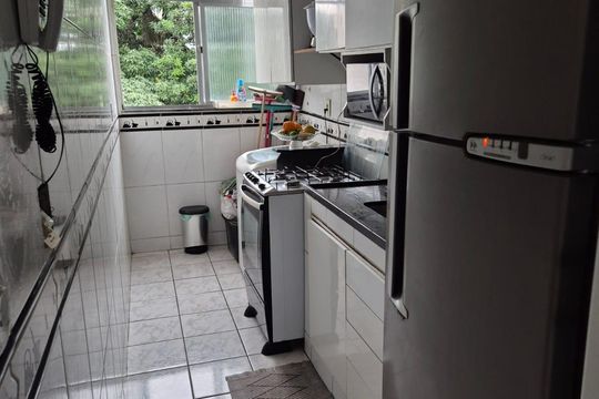 Cozinha de apartamento para alugar com 2 quartos, 48m² em Cascadura, Rio de Janeiro