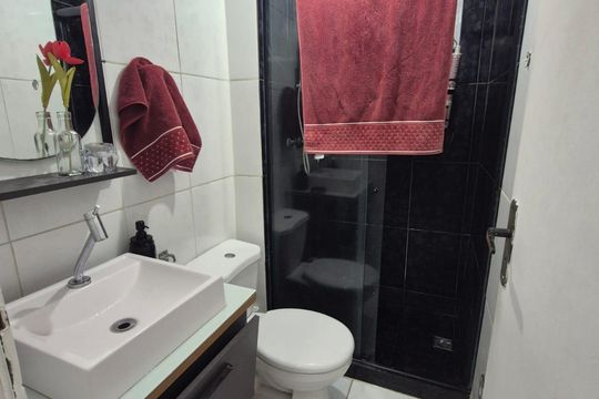 Banheiro de apartamento para alugar com 2 quartos, 48m² em Cascadura, Rio de Janeiro