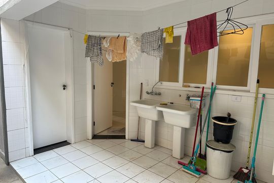 Área externa - Lavanderia de casa de condomínio à venda com 4 quartos, 411m² em Residencial 18 do Forte, Santana de Parnaíba