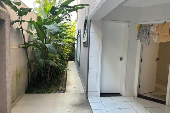 Área externa - Lavanderia de casa de condomínio à venda com 4 quartos, 411m² em Residencial 18 do Forte, Santana de Parnaíba