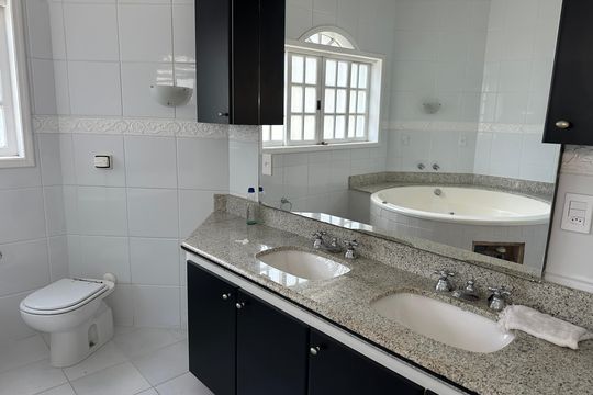 Suite1 Principal - Banheiro de casa de condomínio à venda com 4 quartos, 411m² em Residencial 18 do Forte, Santana de Parnaíba