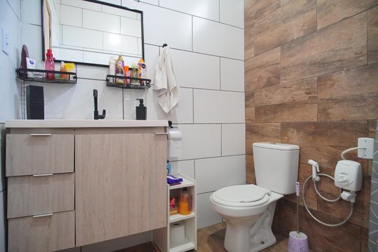 Banheiro de casa à venda com 3 quartos, 90m² em Santos Dumont, São Leopoldo