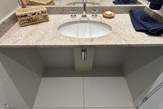 Banheiro de apartamento à venda com 1 quarto, 25m² em Indianópolis, São Paulo