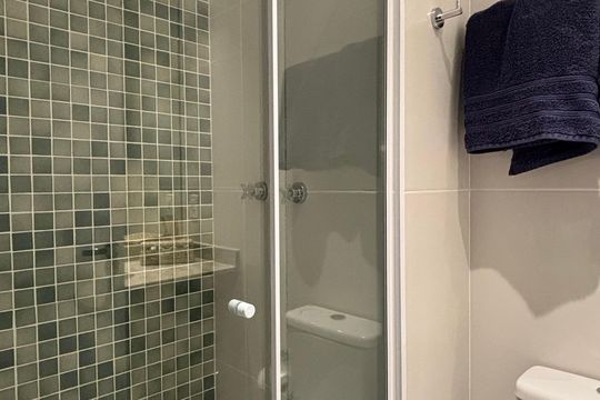 Banheiro de apartamento à venda com 1 quarto, 25m² em Indianópolis, São Paulo