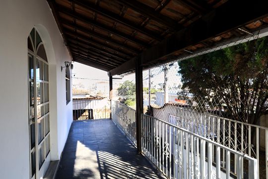 Varanda de casa para alugar com 6 quartos, 375m² em Santa Efigênia, Belo Horizonte