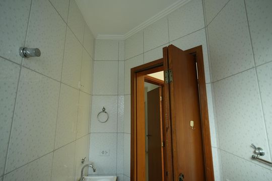 Banheiro Social de apartamento à venda com 2 quartos, 55m² em Campestre, Santo André