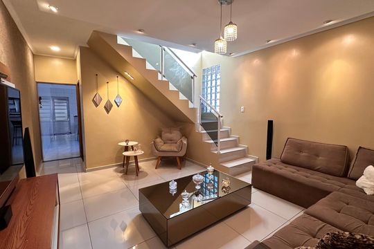 Casa para alugar com 4 quartos, 250m² em Guarapiranga, São Paulo