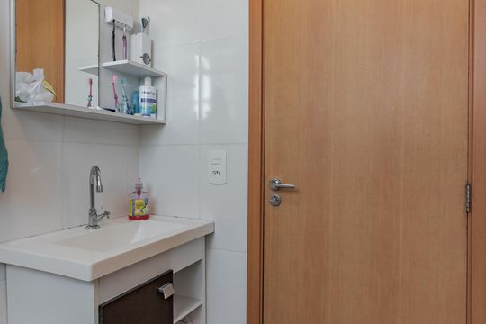 Banheiro de apartamento para alugar com 2 quartos, 45m² em Chácara das Pedras, Porto Alegre