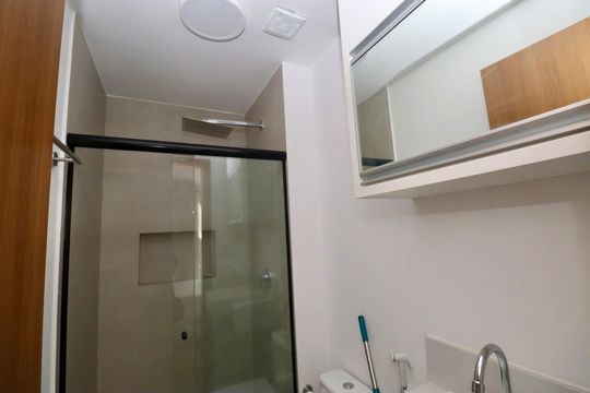 Banheiro de kitnet/studio para alugar com 1 quarto, 35m² em Costa Azul, Salvador