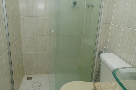 Banheiro social de casa de condomínio à venda com 2 quartos, 70m² em Campo Grande, Rio de Janeiro