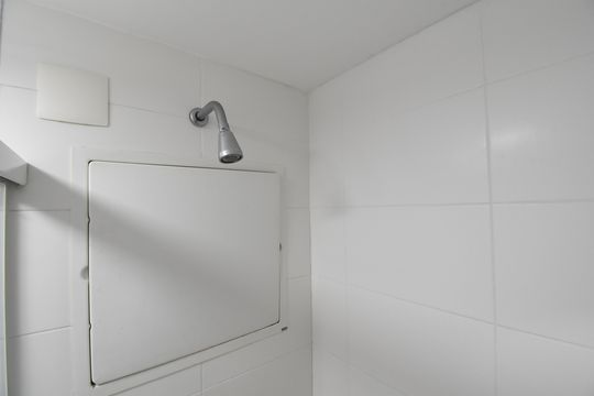 Banheiro de apartamento à venda com 2 quartos, 50m² em Centro, Curitiba