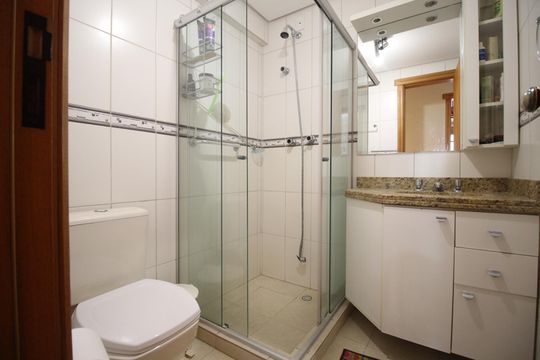 Banheiro de apartamento à venda com 3 quartos, 97m² em Passo D’areia, Porto Alegre