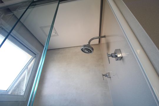 Banheiro da suíte de apartamento para alugar com 2 quartos, 117m² em Vila Castelo, São Paulo
