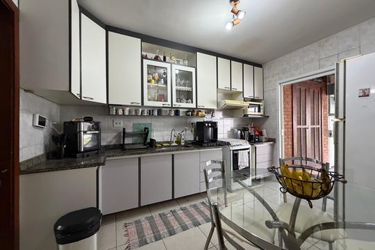 Cozinha de casa de condomínio à venda com 3 quartos, 170m² em Gardenia Azul, Rio de Janeiro