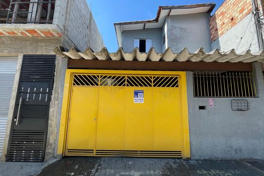 Fachada+Placa  de casa para alugar com 1 quarto, 70m² em Conjunto Habitacional Aguia de Haia, São Paulo
