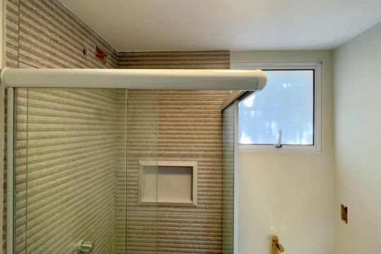 Banheiro de apartamento à venda com 3 quartos, 61m² em Alto de Pinheiros, São Paulo