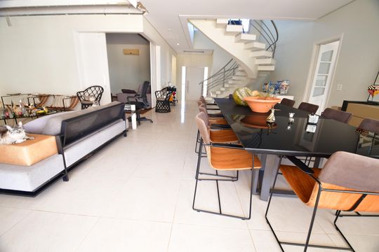 Sala de casa de condomínio à venda com 4 quartos, 380m² em Vila Hollândia, Campinas