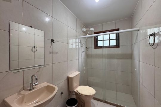 Suite 4 - Banheiro de casa de condomínio para alugar com 5 quartos, 350m² em Camorim, Rio de Janeiro