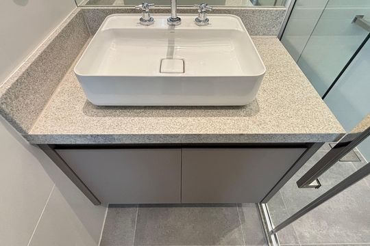 Banheiro da Suíte de apartamento para alugar com 1 quarto, 42m² em Itaim Bibi, São Paulo