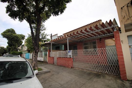 Fachada da casa de casa à venda com 4 quartos, 197m² em Olaria, Rio de Janeiro