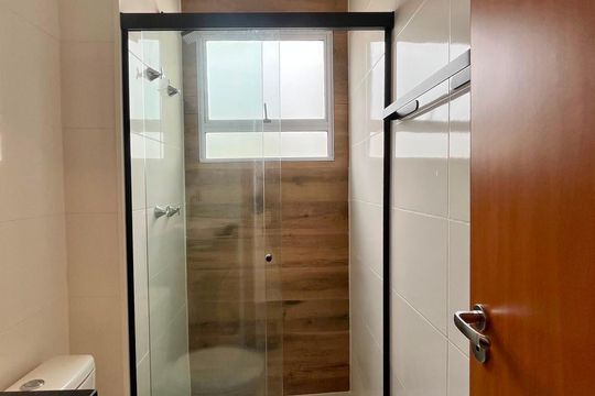 Banheiro de apartamento à venda com 2 quartos, 47m² em Parque da Figueira, Campinas