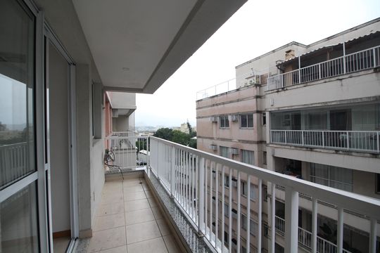 Sala 1 - Varanda de apartamento para alugar com 3 quartos, 122m² em Taquara, Rio de Janeiro