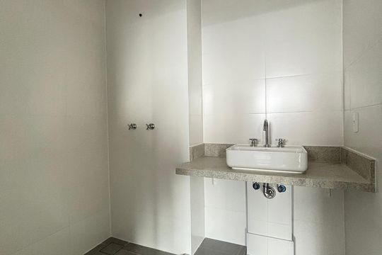Banheiro de apartamento à venda com 1 quarto, 42m² em Itaim Bibi, São Paulo