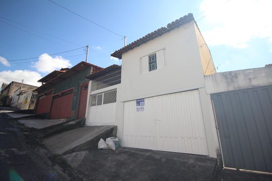 Fachada de casa à venda com 2 quartos, 250m² em Flamengo, Contagem
