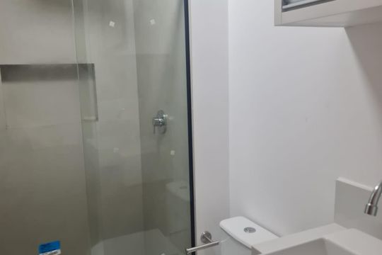 Banheiro social de apartamento para alugar com 1 quarto, 35m² em Costa Azul, Salvador