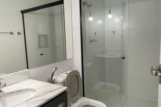 Banheiro de apartamento para alugar com 1 quarto, 41m² em Jardim Guanabara, Rio de Janeiro