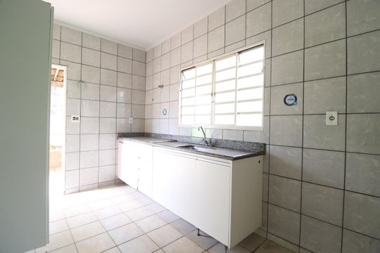 Cozinha de casa para alugar com 3 quartos, 130m² em Santa Mônica, Uberlândia