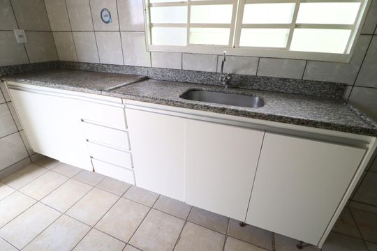 Cozinha de casa para alugar com 3 quartos, 130m² em Santa Mônica, Uberlândia