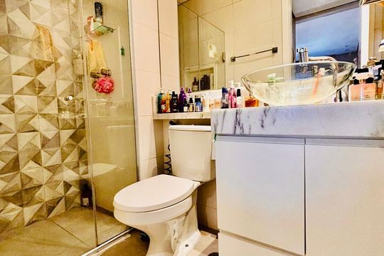 Banheiro de apartamento para alugar com 1 quarto, 51m² em Empresarial 18 do Forte, Barueri