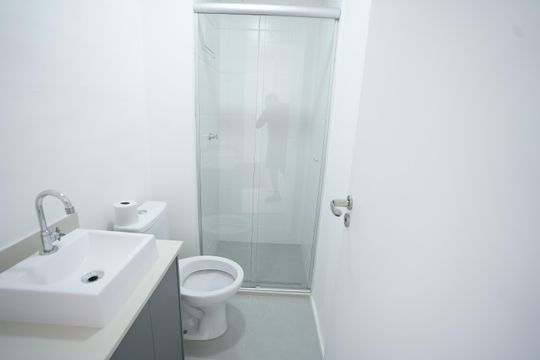 Banheiro social de apartamento para alugar com 3 quartos, 61m² em Fazenda Crimeia Caveiras, Goiânia