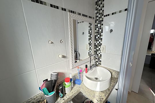 Banheiro de apartamento à venda com 2 quartos, 49m² em Jardim Sulacap, Rio de Janeiro
