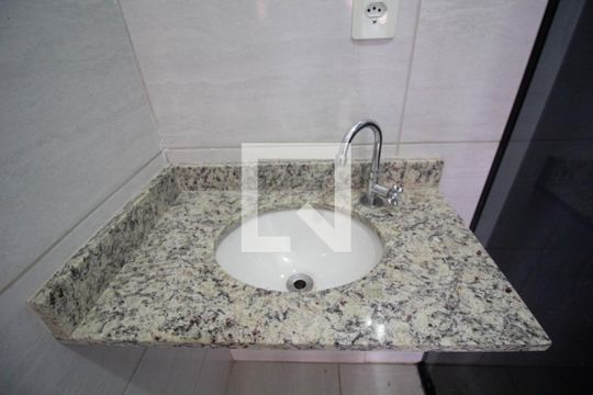 Banheiro de apartamento à venda com 1 quarto, 26m² em Guaianases, São Paulo