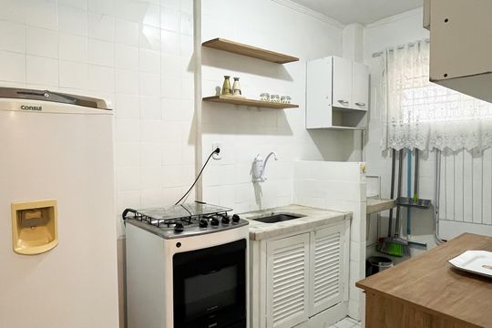 Cozinha e Área de Serviço de apartamento para alugar com 2 quartos, 50m² em Gonzaga, Santos